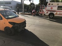 Taxi y motocicleta colisionan en la zona Centro de Torreón