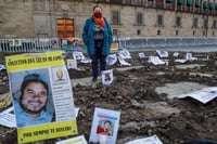 Familias de desaparecidos recrean fosas clandestinas frente al Palacio Nacional