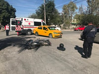 Taxista 'avienta' a chofer de motocicleta en Torreón