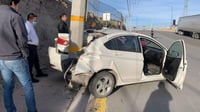 Conductora se estrella contra poste luego de perder control de su auto en Ramos Arizpe