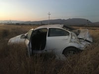 Conductora pierde el control y vuelca en carretera a Monclova