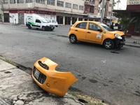Taxista provoca accidente en Centro de Torreón
