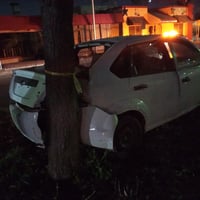 Conductor abandona vehículo tras derribar poste en Torreón