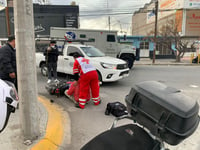 Camioneta le corta la circulación a motociclista y provoca accidente en Torreón 