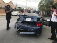 Camión choca por alcance a un auto particular en Torreón, una mujer resultó lesionada