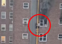 Adolescentes escapan de un edificio en llamas a través de tubería exterior
