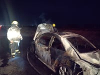 Fuego consume por completo un vehículo sobre la carretera Gómez Palacio-Chihuahua