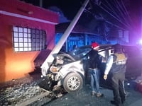 Conductora ebria derriba varios postes y choca contra patrulla en Torreón