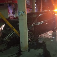 Vehículo abandonado tras chocar contra dos autos estacionados en Torreón