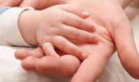 Estudio afirma que varios contaminantes influyen en si un bebé nacerá niño o niña