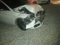 Conductor huye luego de dañar auto de lujo sobre la carretera Torreón-San Pedro