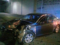 Conductor estrella su automóvil contra postes y muro en Torreón