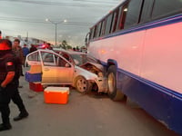 Automóvil termina incrustado en camión de pasajeros en Gómez Palacio