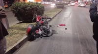 Motociclista choca con vehículo y se proyecta contra camellón en Torreón