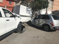 Aparatoso choque en Torreón deja dos personas lesionadas