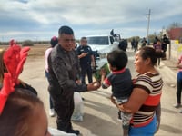Elementos de la Policía de Matamoros entregan juguetes