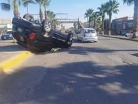 Camioneta vuelca sobre bulevar Carlos Herrera en Gómez Palacio