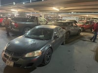 Auto retrocede sin conductor a bordo en centro comercial de Torreón