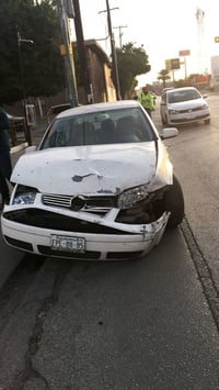 Falla en semáforo causa percance vial en Torreón