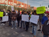 Con bloqueos, trabajadores de la UAdeC exigen pago de sueldo y bono
