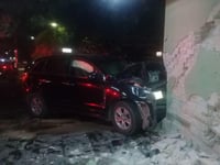 Vehículo choca con finca en la colonia Moderna de Torreón, hay dos lesionados