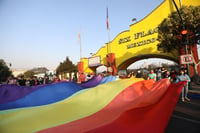 Personas realizan 'besotón' contra discriminación de comunidad LGBT en Six Flags de Ciudad de México