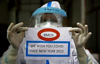 Pandemia de COVID-19 cierra 2021 con más del doble de contagios que en 2020