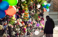 Una comunidad en Nueva York se reunió el domingo para recordar a sus seres queridos fallecidos tras el incendio de hace una semana en un edificio de apartamentos en el Bronx que mató a 17 personas, incluidos ocho niños. (ARCHIVO) 