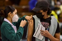 Imagen Con gran convocatoria reanudan vacunación antiCOVID en adolescentes de 14 y 15 años de Torreón