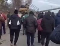 VIDEO: Civiles ucranianos bloquean el paso de un convoy de tanques rusos 