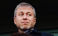 Dueño del Chelsea confirma que el club inglés está en venta; tras ser investigado por su presunta relación con Rusia 