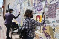 Mujeres decoran Centro de Saltillo con muro violeta