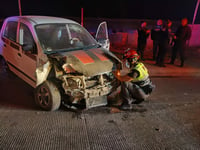 Conductor pierde el control de su vehículo y derriba una luminaria en Gómez Palacio
