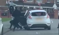 Sujetos enmascarados pelean con espadas y bates de beisbol en plena calle en Inglaterra