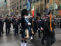 Al desfile, celebrado en horario escolar y laboral, acudieron también familias y grupos de amigos ataviados con prendas verdes (el color asociado a Irlanda) y portando banderas de Irlanda y Estados Unidos. (EFE)