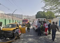 Choque de taxi en Torreón deja dos lesionados