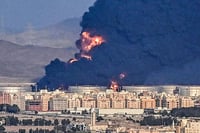 Incendio se desata en instalaciones de una petrolera en Arabia Saudí