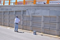 Dan mantenimiento a puentes vehiculares en Torreón