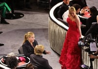 Critican en redes a Amy Schumer por broma pesada a Kirsten Dunst en los Oscar