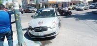 Se impactan taxi y auto particular en Centro de Gómez Palacio