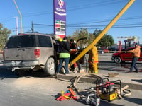 Conductor se impacta contra luminaria en Matamoros tras evadir choque con otro vehículo