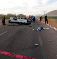 Fuerte volcadura en la carretera Durango-Gómez Palacio deja dos jóvenes muertos
