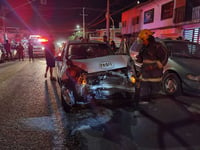 Chocan vehículo y taxi en calles de Gómez Palacio