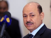 Presidente de Yemen cede sus poderes a consejo que buscará el fin de la guerra