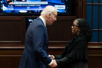 Senado confirma a Ketanji Brown como primera afroamericana en Corte Suprema de EUA 