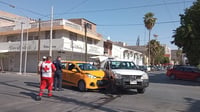 Camioneta corta circulación a taxi en Torreón