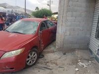 Conductor ebrio impacta auto y lo proyecta hacia finca en Torreón