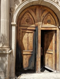 Queman puerta de templo católico en la ciudad de Durango