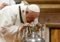 Papa Francisco realiza misa del Jueves Santo previo a su visita a prisión