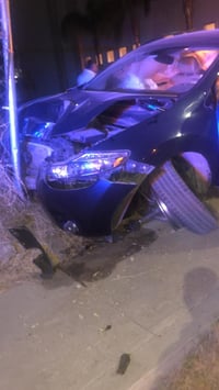 Conductor abandona vehículo tras causar daños en Torreón